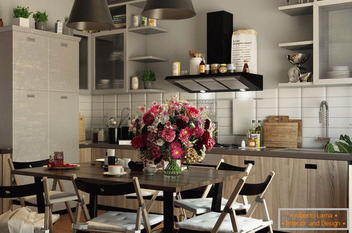 Кухонний простір оформлено в стилі еклектика. Простоту і скромність меблевого гарнітура доповнюють композиції з квітів.