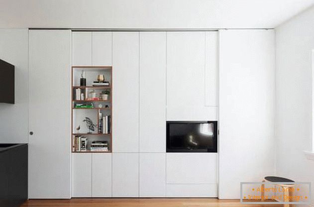 Модульна стіна в інтер'єрі квартири також розділяє простір