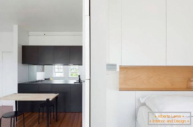 Модульна стіна в інтер'єрі квартири: чорна кухня і білосніжна спальня