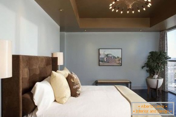 Спальня з блакитними стінами і коричневими деталями