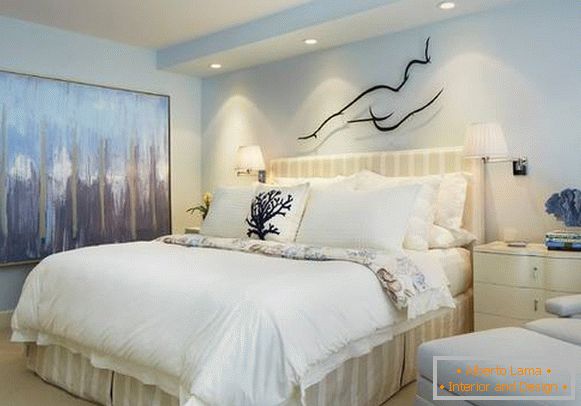 Біло блакитний інтер'єр спальні - фото в сучасному стилі