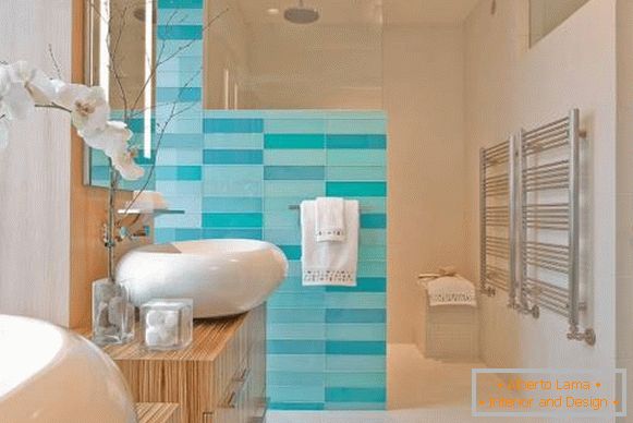 З чим поєднується блакитний колір в інтер'єрі ванної