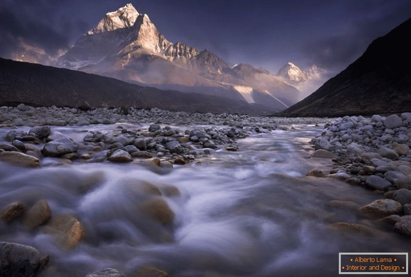Гірська річка Непалу