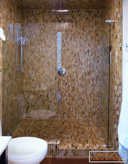 Мозаїка на стінах у ванній