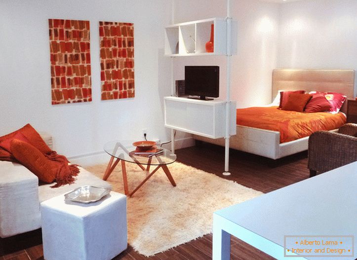 Інтер'єр білої квартири-студії з помаранчевими акцентами