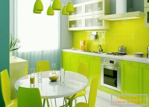 Красива зелена кухня в інтер'єрі квартири