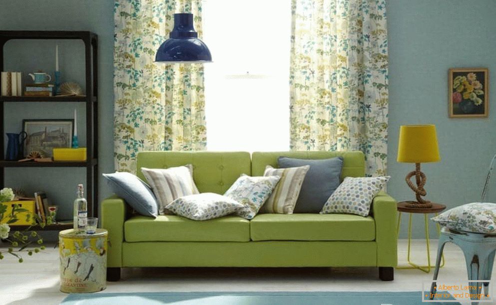 Вітальня в блакитному кольорі із зеленим диваном