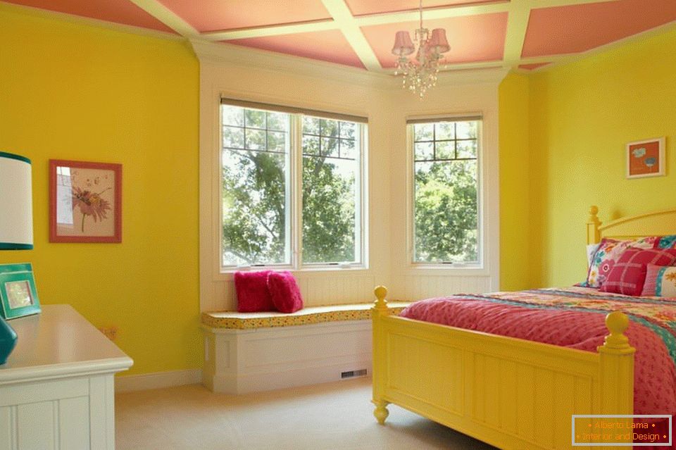 Жовті стіни і рожева стеля