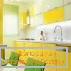 Кухонні меблі з білими і жовтими фасадами