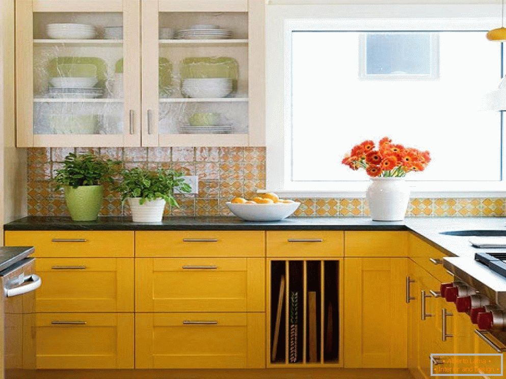 Кухонні меблі з жовтими фасадами
