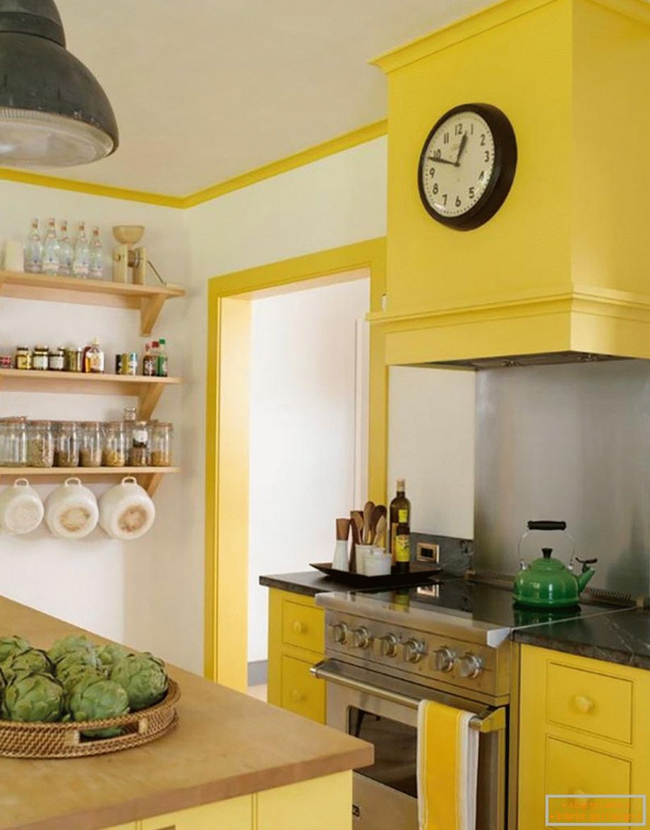 Поєднання білого, сірого і жовтого кольорів на кухні