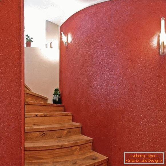 Червоні рідкі шпалери в коридорі в інтер'єрі - фото сходи