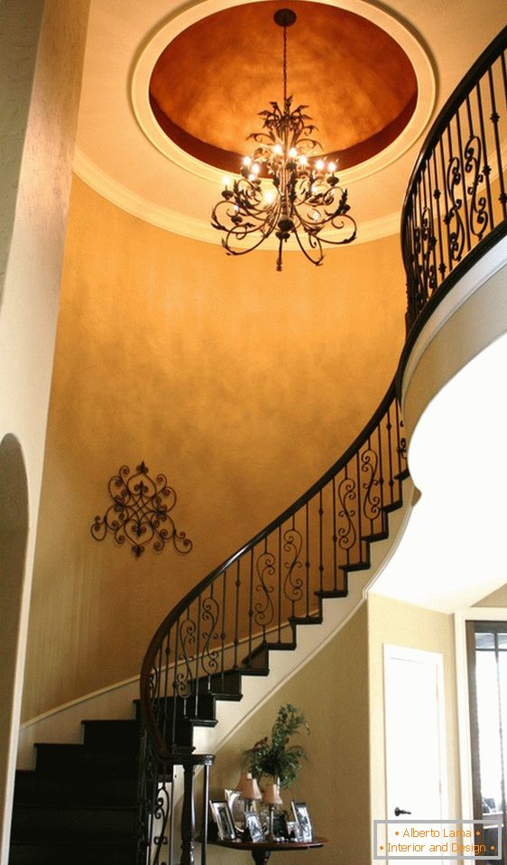 Розкішна люстра над гвинтовими сходами