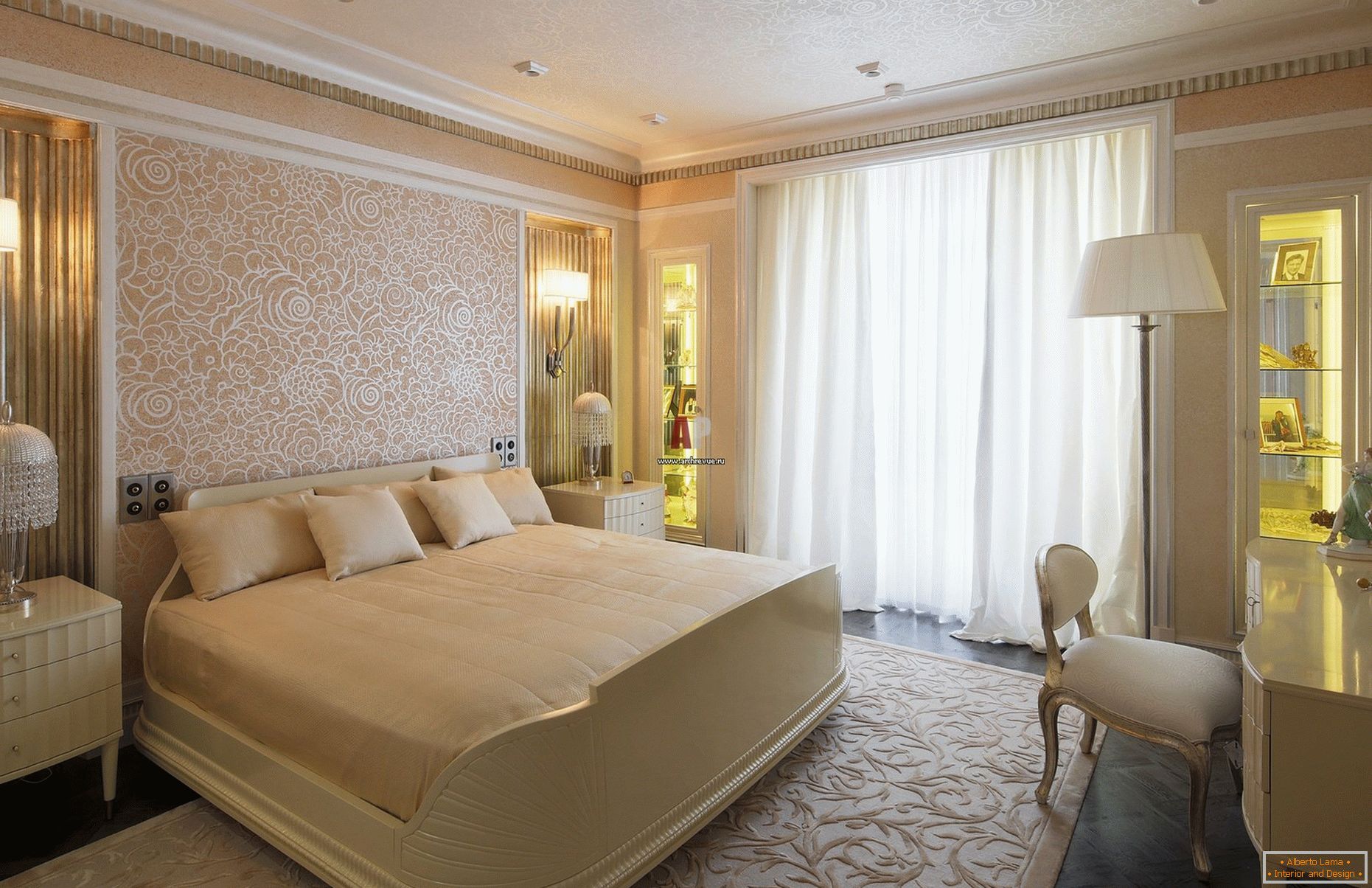 Персикові і золоті відтінки в дизайні спальні