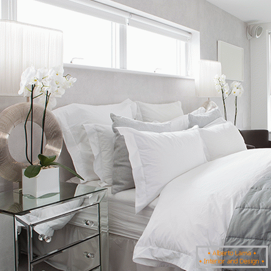 Сліпучо-біла спальня з красивим світильником