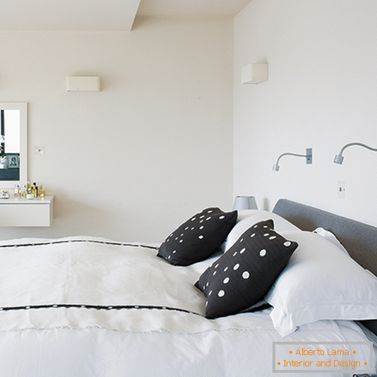 Монохромна спальня з мінімалістичним настінними світильниками