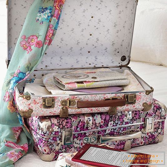 Гарний стилізований чемодан