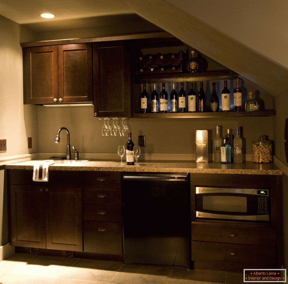 Стильний сучасний інтер'єр міні-кухні в темному кольорі