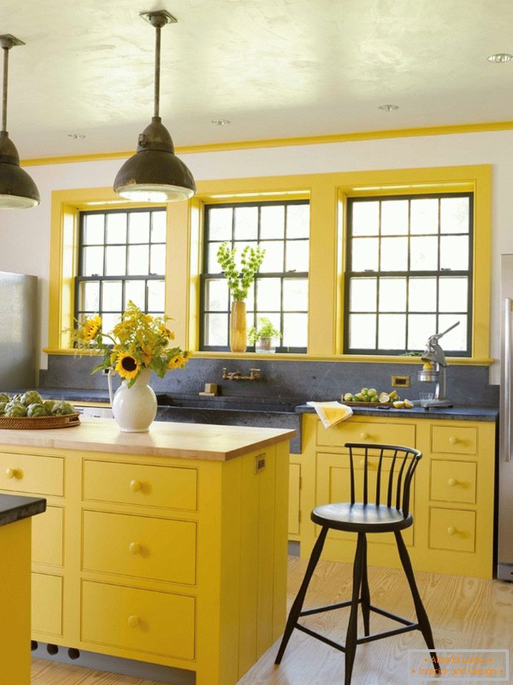 Жовтий колір, домінує в сільському стилі на кухні