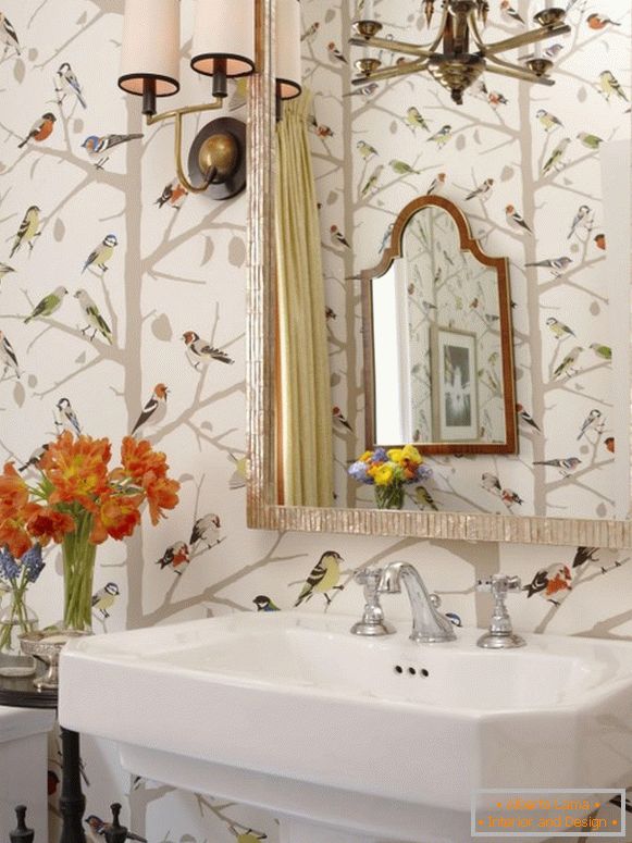 Дизайн ванної кімнати з яскравими шпалерами