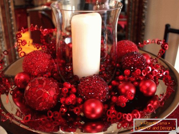 Яскравий червоний декор для святкового столу