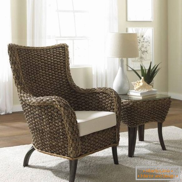 Стильне плетене крісло і столик