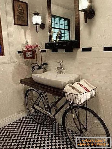 Велосипед в інтер'єрі ванної