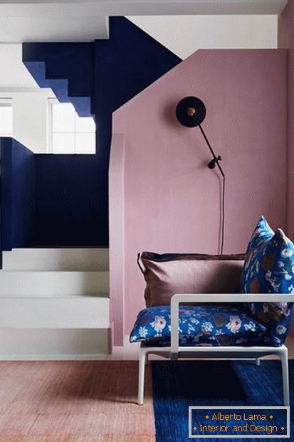 Незвичайне рожеве поєднання в декорі сходів