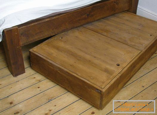 Дерев'яний ящик під ліжком