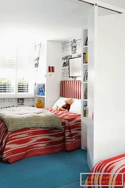 Красива червона дитяча кімната для хлопчика