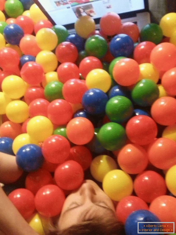 Різнокольорові кульки в кімнаті