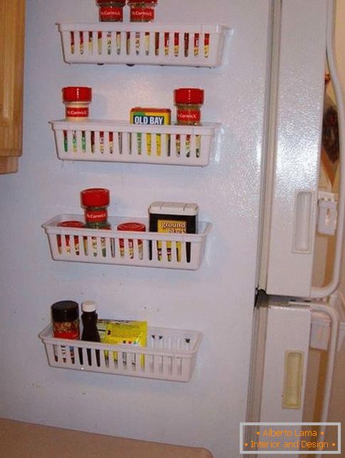 Магнітні кошики на холодильнику