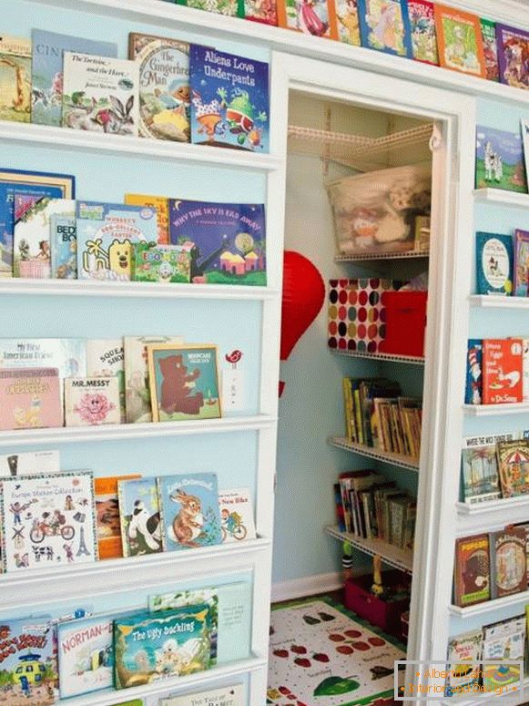 Книги на стінах в дитячій