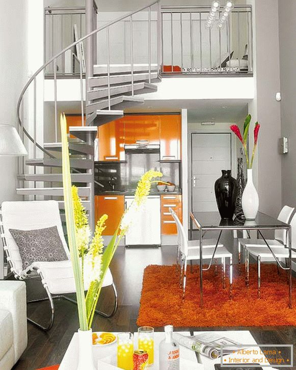 Інтер'єр квартири з гвинтовими сходами на другий рівень над кухнею