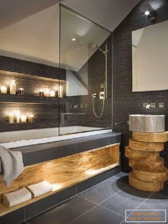 Ванна кімната з вбудованими світильниками і свічками