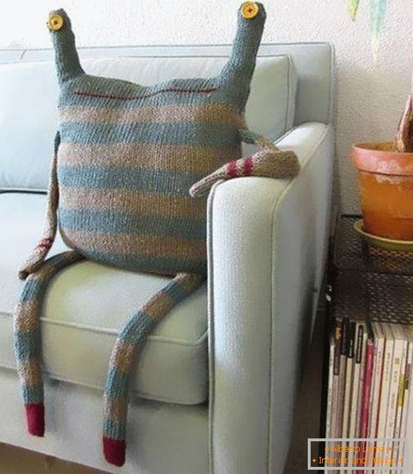 Ідеї ​​як створити в'язані подушки на диван спицями