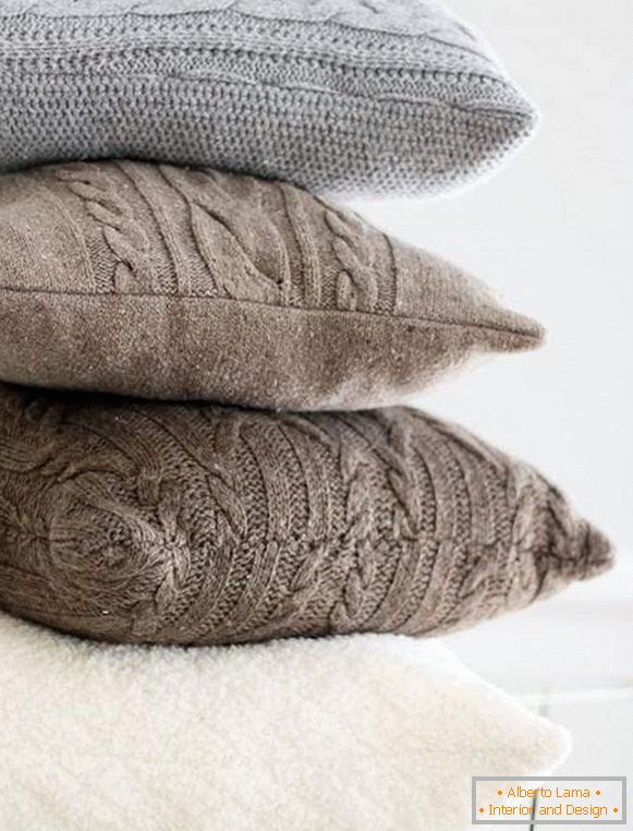 Декоративні диванні подушки своїми руками зі старих кофт