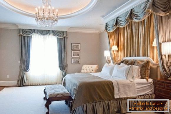 Красиві штори і балдахін в спальні в класичному стилі