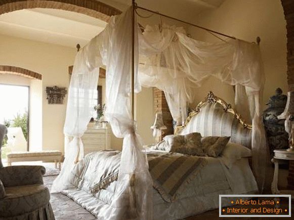 Красива романтична спальня з ліжком з балдахіном