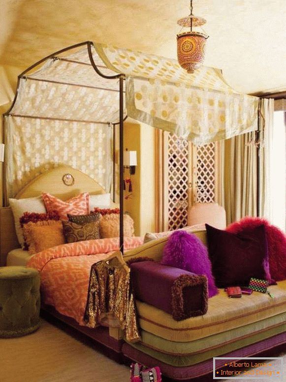 Спальня в еклектичному стилі з балдахіном