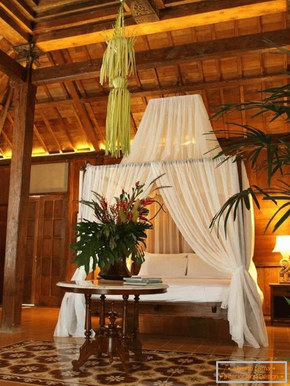 Спальня з балдахіном в тропічному стилі
