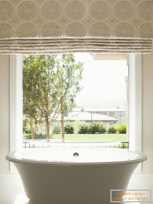 Дизайн ванної кімнати з великим вікном