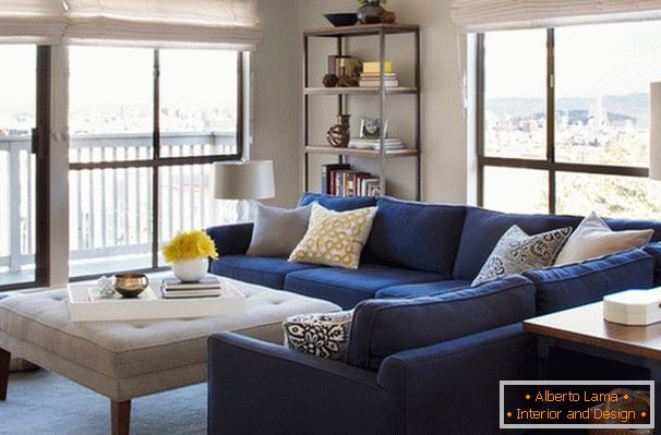 Кутовий диван у вітальні з панорамними вікнами