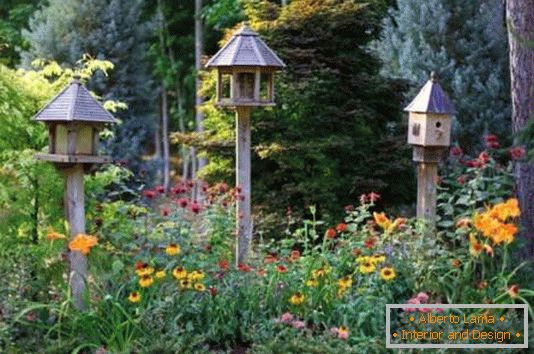 Будиночки для залучення птахів в сад