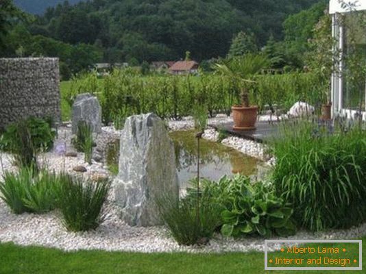Красиві камені в саду
