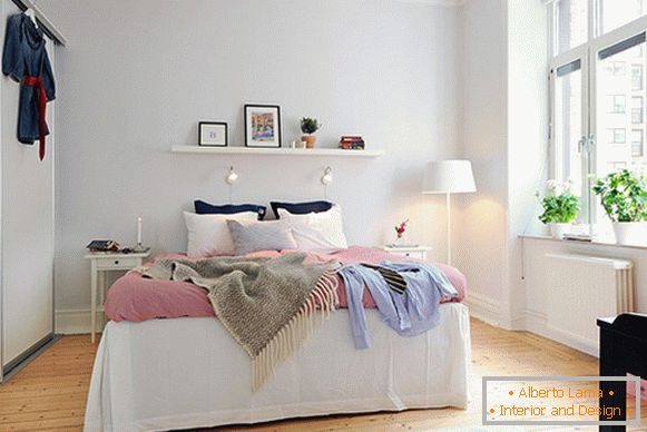 Спальня невеликої квартири в Швеції
