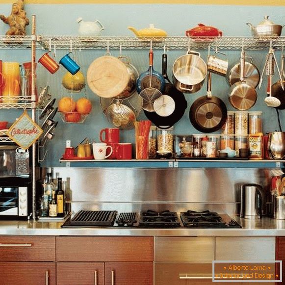Відкриті полиці з посудом в дизайні кухні