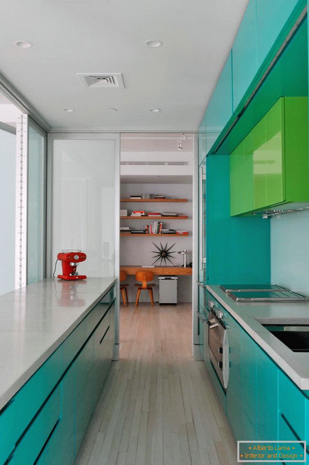Кухня в яскравому кольорі