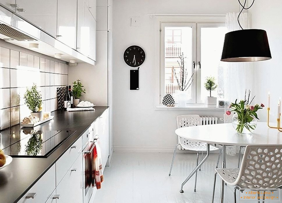 Маленька кухня в білому кольорі