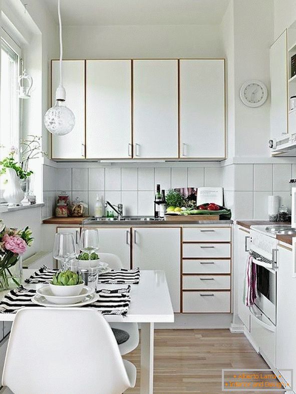 Компактна кухня в білому кольорі